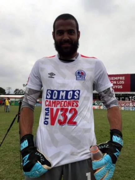 Edrick Menjívar luce la camiseta especial del Olimpia por la Copa 32.