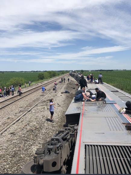 Se descarrila un tren tras chocar con un camión en EEUU dejando varios muertos y heridos