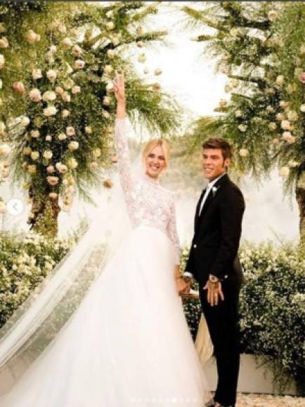 Las imágenes y videos compartidos mostraron a la pareja completamente feliz. El evento estuvo ambientado de manera natural y con cientos de flores blancas.
