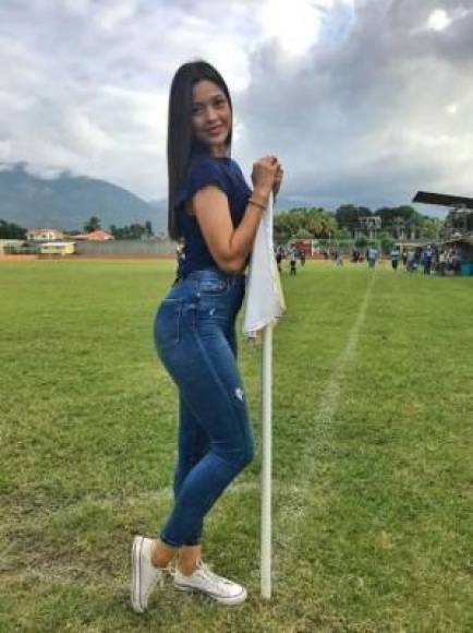 La bella odontóloga conquistada por goleador hondureño