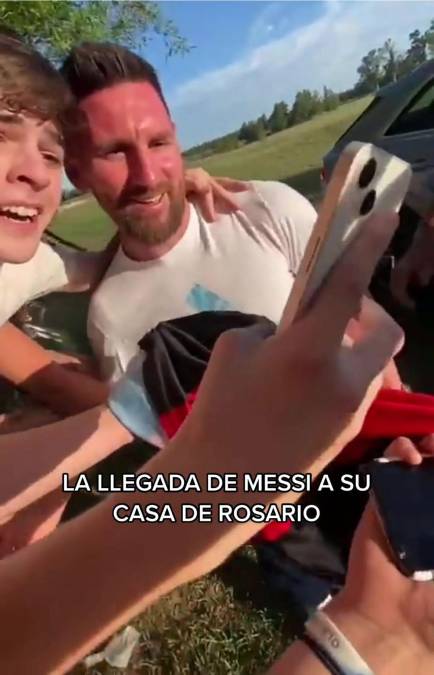 Messi mostró su humildad con los habitantes de su natal Rosario.