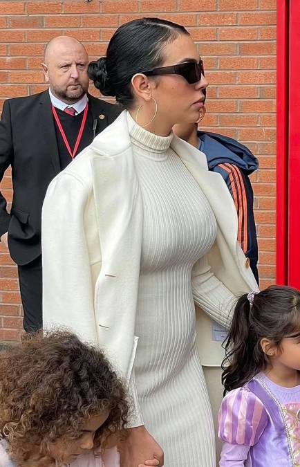 La siempre hermosa Georgina Rodríguez impactó a su llegada a Old Trafford para apoyar a Cristiano Ronaldo.