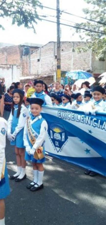 La pequeña Lanyk Mariana Irías Lagos desfilando en el cuadro de honor.