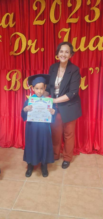 La representante de la Fundación Ficohsa entregó a todos los niños diplomas de reconocimiento avalados por la fundación. 