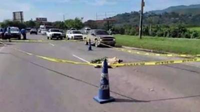 Agentes policiales resguardan la escena, a espera de información sobre el paradero del presunto implicado. Foto cortesía: Villavisión TV