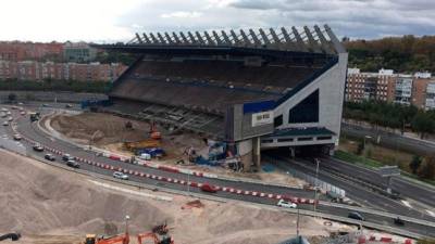 Hace dos años y medio el estadio Vicente Calderón dejó de ser la casa del Atlético de Madrid. En febrero del presente 2019 comenzó la demolición del recinto deportivo y en las últimas horas se viralizaron unas imágenes de la manera en que luce lo que fue el estadio.