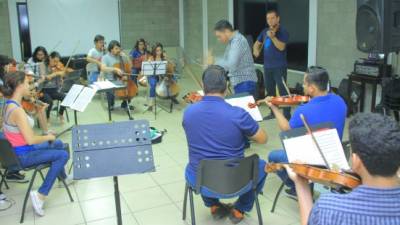 Nimrod Rodríguez es el director de la orquesta de cámara de Más Música Más Esperanza que acompañará a Hector David en las presentaciones.