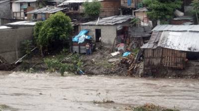 En el bordo del río Blanco las fuertes corrientes arrastraron varias casas de madera. Foto: Franklin Nuñez