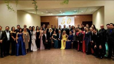 El elenco de la obra “Tía Mame”, integrado por 43 actores y actrices, ofreció una presentación cinco estrellas. Fotos: Amílcar Izaguirre