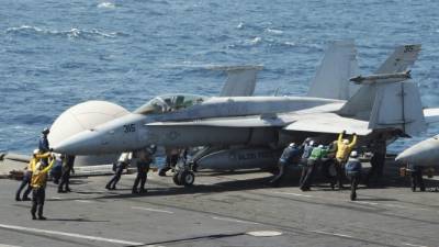 MCX01. MAR ABIERTO (-), 08/08/2014.- Fotografía cedida por la Marina estadounidense que muestra a varios miembros de la Marina guiando a un avión Hornet F/A 18 para su despegue desde la cubierta del portaaviones George H.W. Bush, en el Golfo Pérsico hoy, viernes 8 de agosto del 2014. Dos aviones de guerra de Estados Unidos dispararon bombas guiadas por láser contra piezas de artillería de los yihadistas del Estado Islámico (EI), en el norte de Irak, informó hoy el Pentágono. El Pentágono señaló que a las 10.45 horas GMT dos aviones Hornet F/A 18 que habían despegado del portaaviones George H.W. Bush, a más de 1.000 kilómetros al sur, en el Golfo Pérsico, lanzaron las bombas de 230 kilos contra una pieza de artillería móvil cerca de Erbil. EFE/Lorelei Vander Griend/Marina estadounidense/Ha FOTOGRAÍA CEDIDA/SÓLO USO EDITORIAL