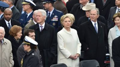 Por un momento Hillary Clinton y su esposo se vieron distantes. AFP