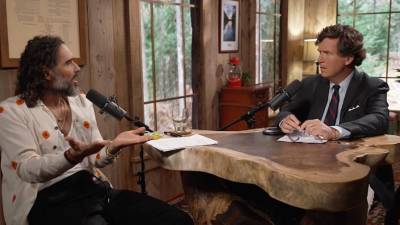 Russell Brand y Tucker Carlson durante su entrevista.