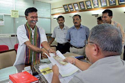 “La gente duda en si presentarse. Yo quiero ser un modelo”, afirma. A lo largo de tres décadas ha guardado las papeletas de nominación de cada una de sus candidaturas y multitud de recuerdos usados en sus campañas: un pez, un anillo, un sombrero...