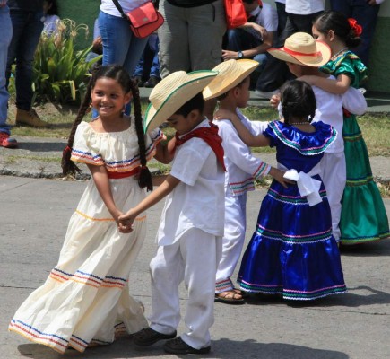 Estudiantes resaltan el folclore de Honduras