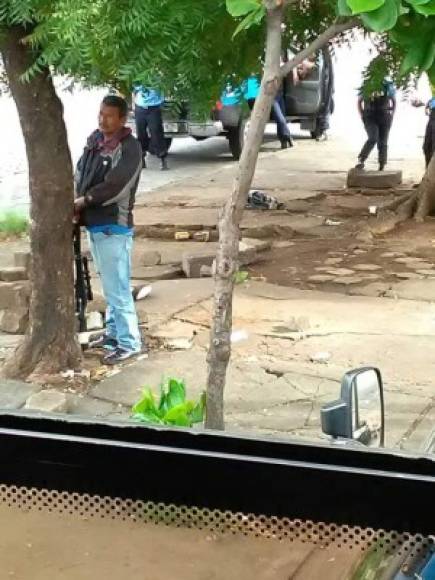 Los paramilitares acechan a los residentes de Managua con armas de fabricación rusa compradas a Moscú por el Gobierno de Ortega, según denunciaron usuarios en redes sociales. /Foto: @eponce18.