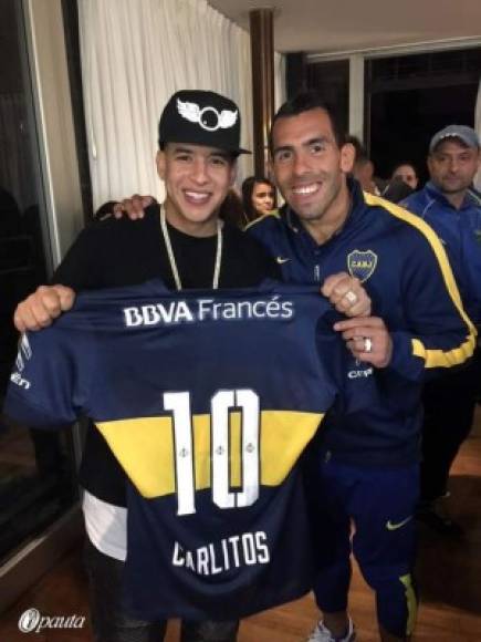 El cantante puertorriqueño Daddy Yankee es hincha de Boca Juniors. En la imagen posa con Carlos Tévez.