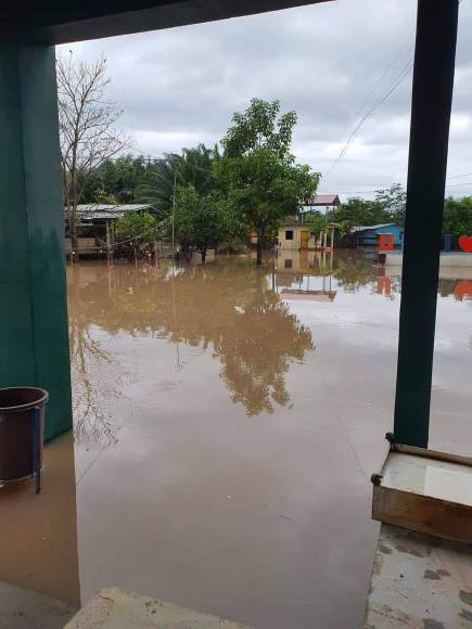 El agua se filtró dentro de algunas casas y varias personas debieron evacuar de emergencia.