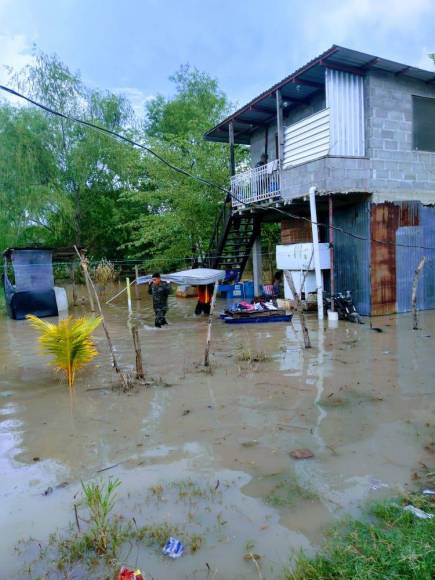 Abandonan sus casas obligados por inundaciones en Potrerillos, Cortés (FOTOS)