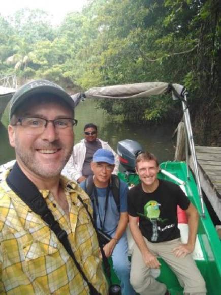 Con esta foto y este mensaje celebraron el primer avistamiento de un ave endémica de las islas del Caribe como Bahamas y Cuba:<br/><br/>'Roland Rumm, Alf Auerbach y yo (Chris Fischer) encontramos un Loggerhead Kingbird en la isla de Guanaja en Honduras - el primer registro de esta especie en Honduras y todo Centroamérica'.