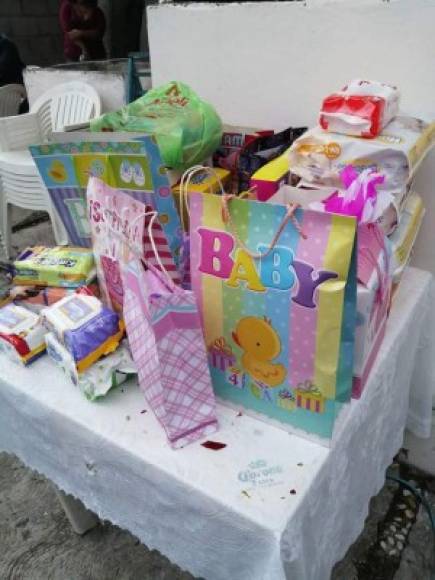 En pocas horas la gente comenzó a reunirse en el lugar; llenaron la fiesta de regalos e incluso acudieron unos payasos para amenizar la reunión.<br/><br/>