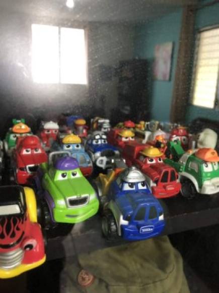 Colección de carros de juguetes dentro de la casa allanada en la Arboleda, zona 8 de Mixco.