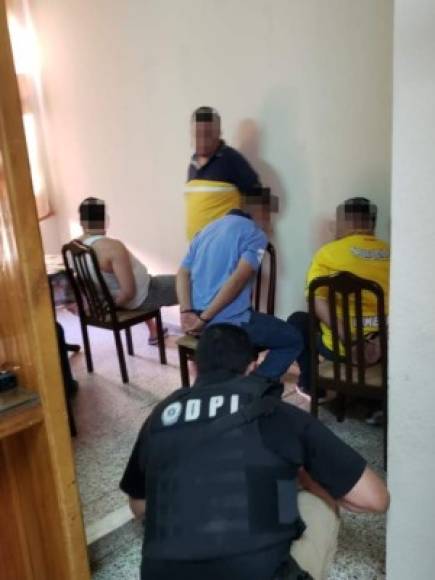 Los detenidos fueron encontrados en flagrancia. La Policía inspeccionó con mayor profundidad la casa para corroborar si hay más droga o armas.