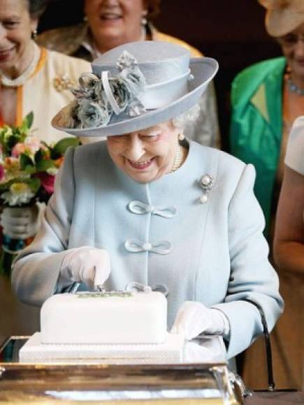 3. Nada de pastel de cumpleaños antes que la reina <br/><br/>En circunstancias normales el cumpleañero suele ser el primero en probar su pastel de cumpleaños, pero si Isabel está presente en la celebración de Meghan, este no será el caso.<br/>