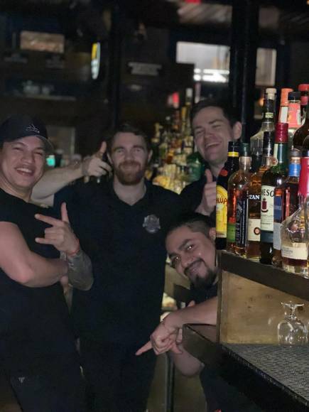 Darvis Argueta labora cuatro días a la semana como bartender en un bar de Estados Unidos.