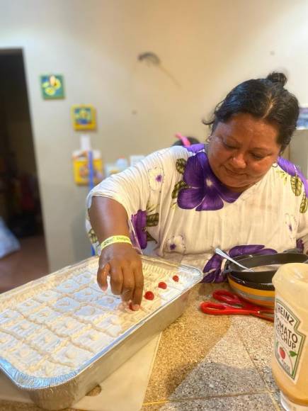 Tras quedar desempleada, Blanca comenzó a vender galletas para pagar el tratamiento de su hijo. Relató que todas las noches hornea las galletas, pan y pasteles para hacer sus entregas el día siguiente en San Pedro Sula, donde viven la mayoría de sus clientes.