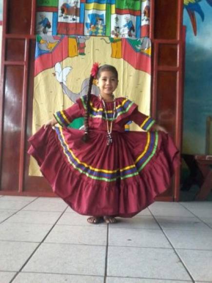 Eylin Valeria tiene 5 añitos le encanta la danza folclórica.