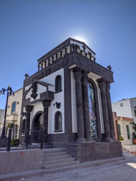 Las casas donde viven los albañiles que edifican estas tumbas, son mucho más pequeñas. Con el paso del tiempo, se normalizó ver a las personas llevar a las tumbas cerveza, botellas de licor, fotogradías, cigarros, mantas, santos, sombreros, medallas y rosarios de oro para decoraciones.