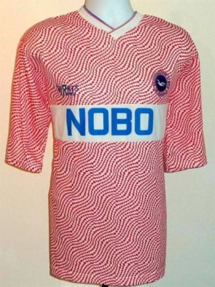 Camiseta del Brighton de Inglaterra. Curiosa camiseta de 1989 de este club del ascenso inglés, que se desempeña en la Football League Championship. Se la acusó de generar mareos. Sus colores ni siquiera respetan la tradición azul y blanca.