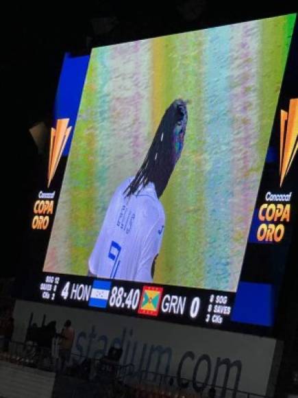 Alberth Elis es ovacionado en Houston en su regreso al BBVA Compass Stadium. Desde antes de arrancar el partido, la afición catracha comenzó a corear su nombre dejando claro el cariño que el futbolista se ganó en su etapa con el Dynamo.<br/> <br/>“Elis, Elis, Elis”, corearon los hinchas antes y durante el partido pidiendo a Fabián Coito su ingreso algo que sucedió en la segunda mitad cuando tomó el lugar de Walter Martínez.