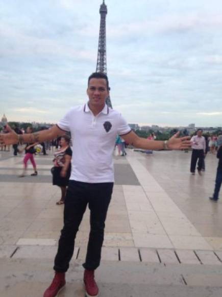 Durante su viaje a París, Francia, el jugador hondureño Arnold Peralta no desaprovechó la oportunidad de posar frente a la torre Eiffel.