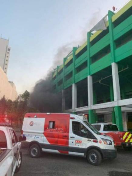 Según los reportes, todo inició cerca de las 07:20 horas cuando testigos observaron gran cantidad de humo saliendo del acceso número 8 del estadio.