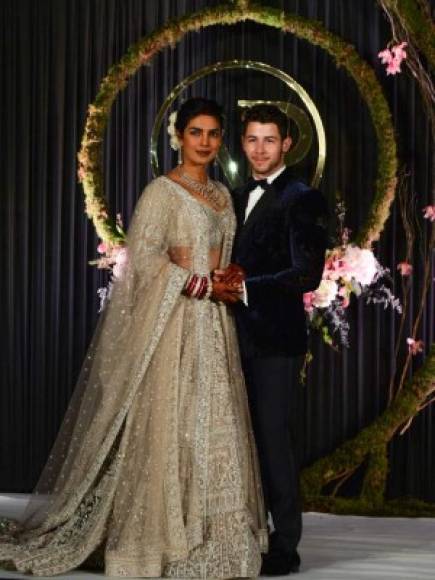 Después de más de cuatro días de festejo y ceremonias Priyanka Chopra y Nick Jonas siguen la fiesta.<br/><br/>La pareja de recién casado organizó este martes, 04 de diciembre, su primera recepción de boda en Nueva Delhi, India.