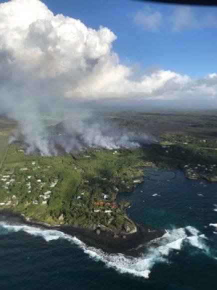 El magma ha empezado a verterse en el océano a través de la bahía de Kapoho, desde la madrugada del lunes, por una 'puerta' de casi 800 metros de ancho.