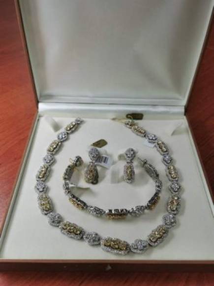 Este juego de gargantilla, pulsera y aretes con diamantes incrustados está valorado en 50,000 dólares.