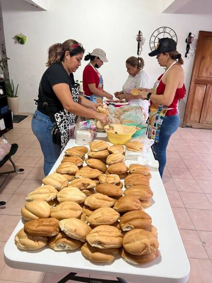 La comida se elaboran en las casas de las personas que forman parte de este grupo de amigos que se llama “Regalando Sonrisas Tapachula”.