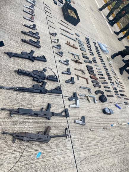 También encontraron 11 cargadores 5.56, 47 cargadores para Ak-47, dos cargadores tipo caracol y 25 pistolas artesalens tipo chimbas.