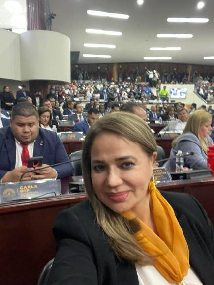 En cambio, la congresista del departamento de Comayagua, Gloria Argentina Bonilla Bonilla, aceptó el cargo de vicepresidenta alterna del Congreso Nacional.