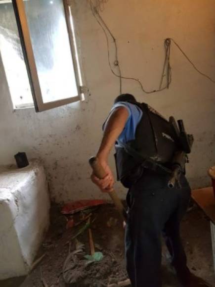 Agentes de la Policía Nacional removieron la plancha de cemento para comenzar a cavar con una pala.