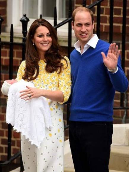 2 de mayo de 2015: Kate da a luz a su segundo retoño, una niña. La princesa Charlotte Elizabeth Diana hija que pesó 8 libras y 3 onzas (3.7 kilogramos).