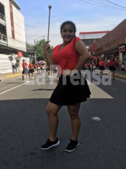 Las palillonas del instituto Técnico Hondureño resaltaron en el desfile que fue el primero en la ciudad con motivo de las fiestas patrias.