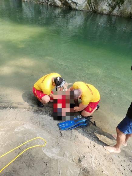 El cuerpo estaba a una profundidad de 15 pies, según detallaron los rescatistas. 