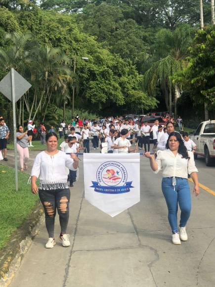 Patriotismo. Celebración de los 202 años de independencia. Izquierda: Yeni Muñoz. Derecha: Rosalinda Cartagena. Madres del Centro de Educación Prebásica Cristina de Arauz.