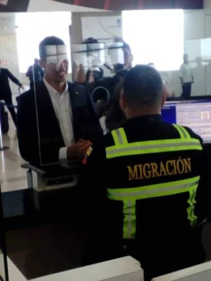 Pese a las amenazas de Nicolás Maduro en su contra, Guaidó reveló que el personal de migración del aeropuerto internacional Simón Bolívar lo recibió con respeto. 'Me dijeron 'bienvenido, presidente' con mucho cariño y respeto, eso fue lo que me dijeron los funcionarios en el aeropuerto', indicó el líder opositor.