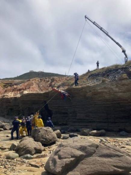 Los socorristas llevaron a cabo siete rescates en el agua y uno en un acantilado, dijo el jefe de los socorristas de San Diego, James Gartland.