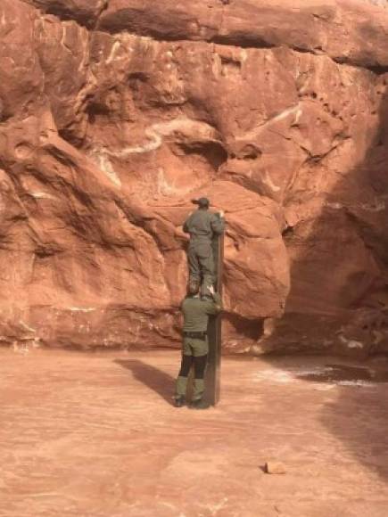 De momento no existen indicios de quién instaló el monolito entre las rocas rojas del desierto, ni de quién lo removió.