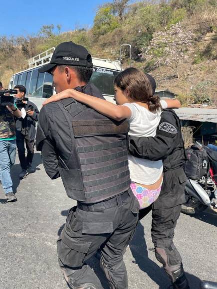 “La mujer se encontraba retenida en el sector, cuando de inmediato los uniformados se percataron de la situación y la sacaron del vehículo en el cual se encontraba para que recibiera atención médica”, informó la Policía hondureña. 